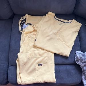Koi yellow scrubs
